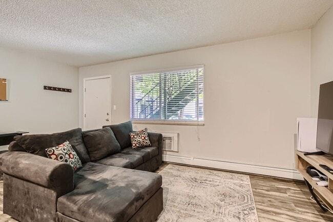 Building Photo - Spacious 1 Bed 1 Bath in the heart of Holly Hills. LEASING SPECIAL SEE INFO BELOW