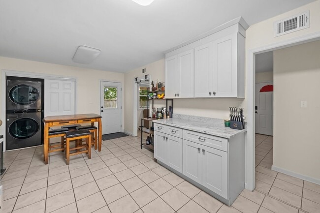 Building Photo - Southside Savannah Gem – 4BR Home in Windsor Forest with Sunroom & Patio