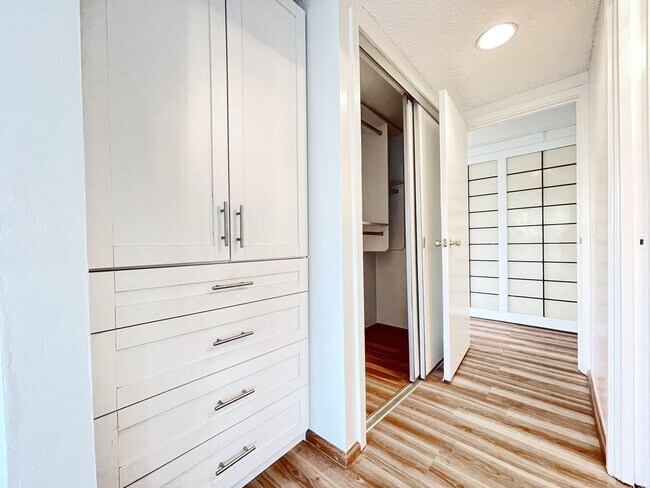 Building Photo - Versatile Waikiki 2-Bedroom, 2-Bath Condo with 1 Parking