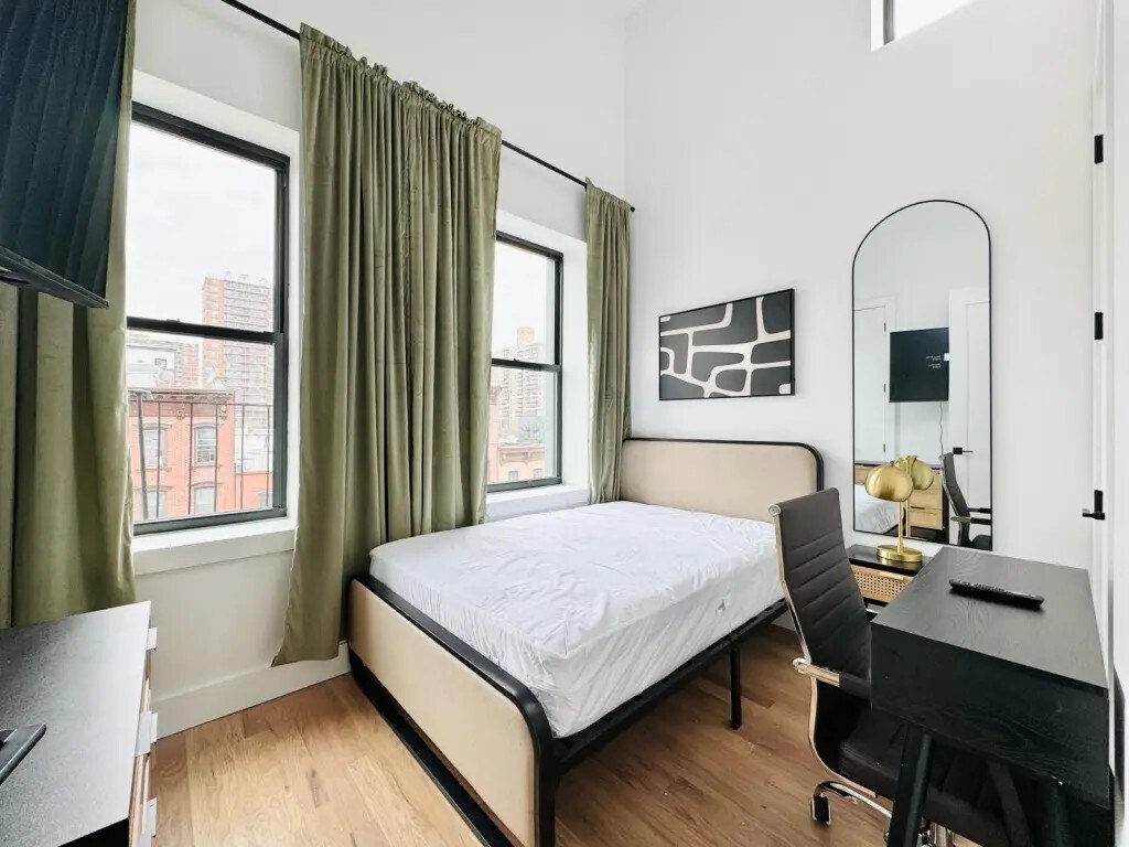 Building Photo - Furnished room/NOT APARTMENT