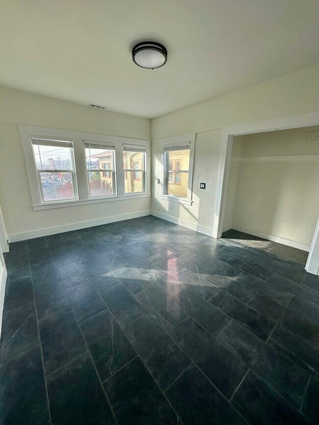 Building Photo - 444 40th St