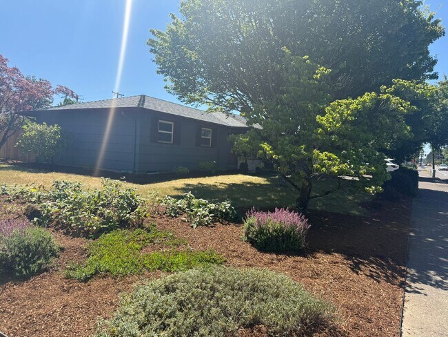 Building Photo - Stunning Pet Friendly Three Bedroom Corval...