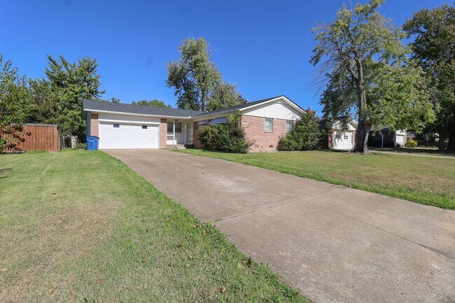 Building Photo - 3 Bed Mid-Town Beaut! Available for Immedi...