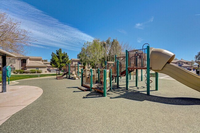 Building Photo - 3 Bedroom Condo