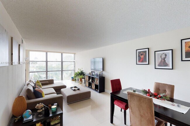 Building Photo - 1000 Parkview Dr