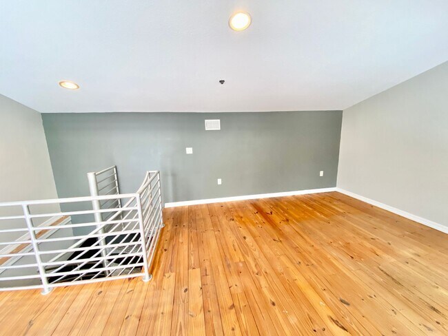 Building Photo - LUXURY TOWNHOME IN SODO 3/2.5 PLUS OFFICE AND BONUS ROOM  - DOWNTOWN ORLANDO