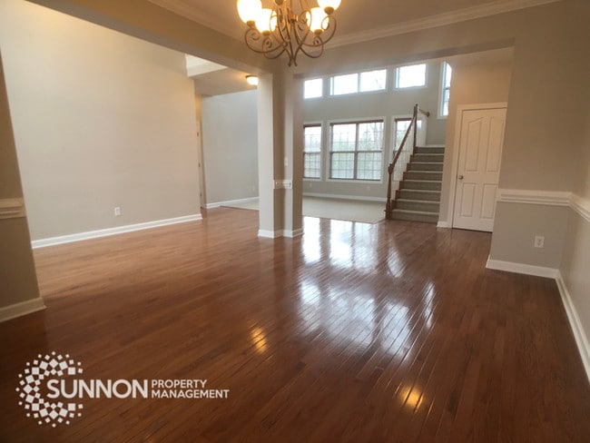 Building Photo - Gorgeous 4 BR 3 BA + Bonus in Winding Walk