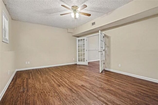 Building Photo - Beautiful, move-in ready split-level home in Hoschton
