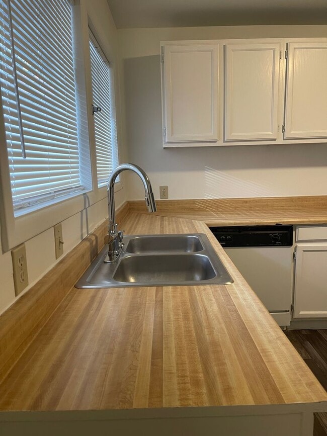 Building Photo - Nice and Bright Rambler near Downtown Kirkland