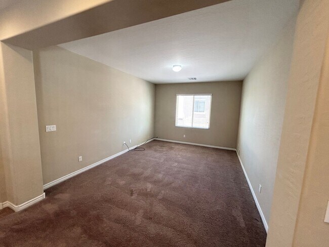 Building Photo - 4/BD 3.5/BA Spacious Home in Gated Communi...