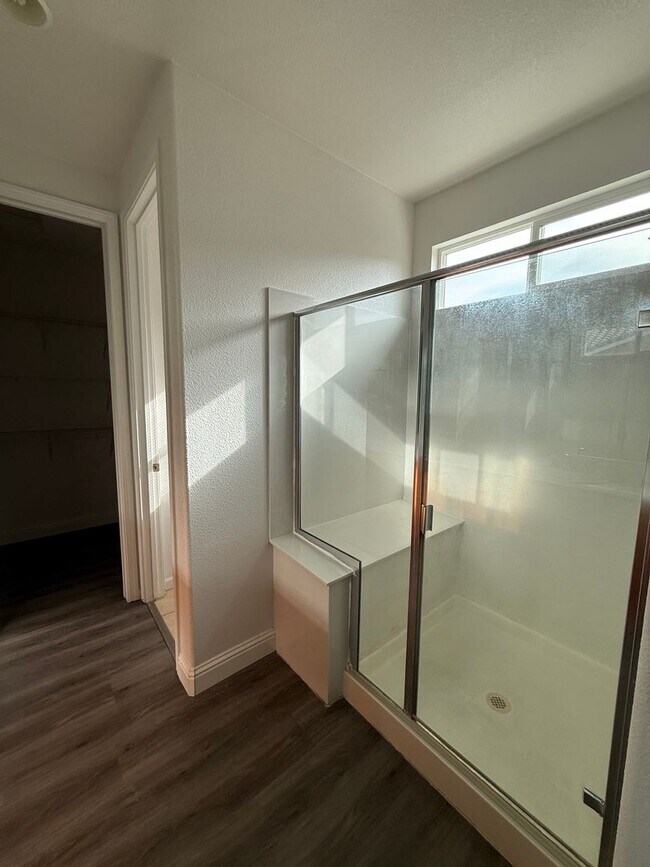 Building Photo - Corner Lot