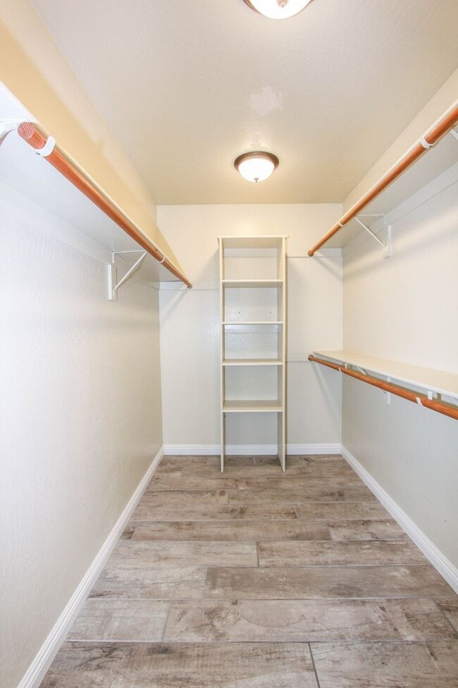 Building Photo - 3 Bedroom Home in Viewpoint East  Applicat...