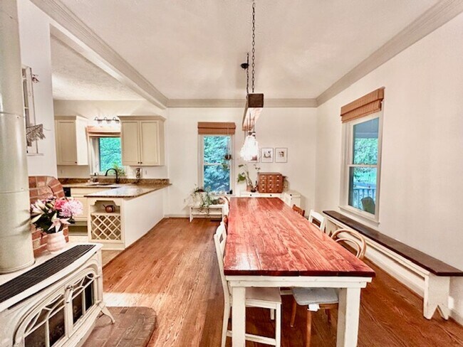 Building Photo - Beautifully renovated 4BR/3BA rambler with wraparound porch and garage