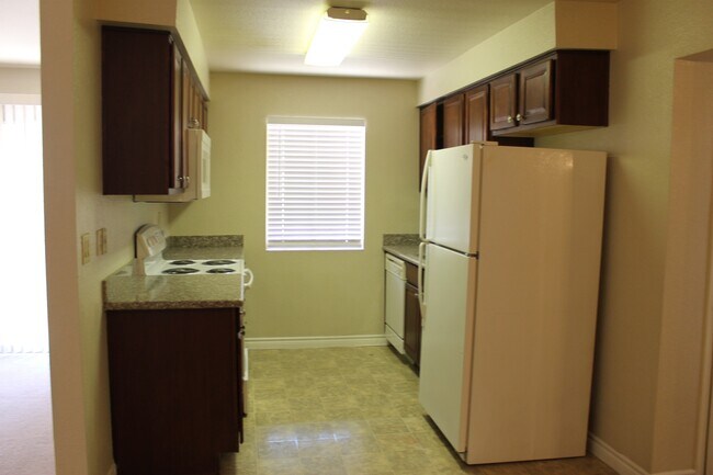 Building Photo - CUTE CONDO 1 BEDROOM, 1 BATHROOM, NEAR STR...