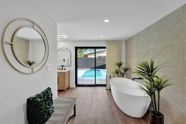 Building Photo - 5501 NE 18th Terrace