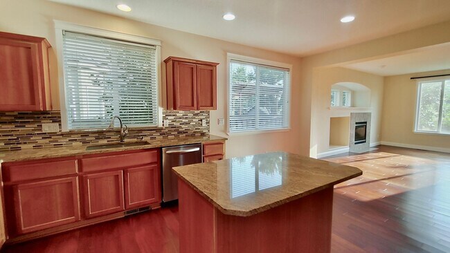 Building Photo - **$1000 OFF FIRST FULL MONTHS RENT**  Gorg...