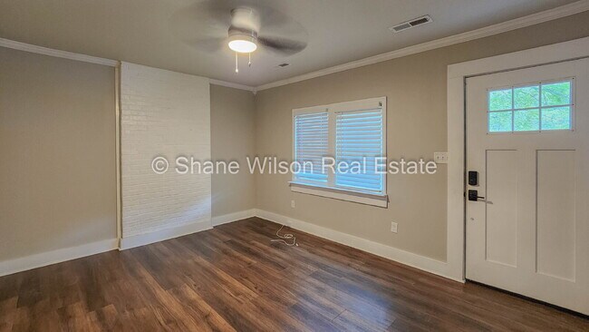 Building Photo - Cute little 2 BR / 1 BA up for lease!