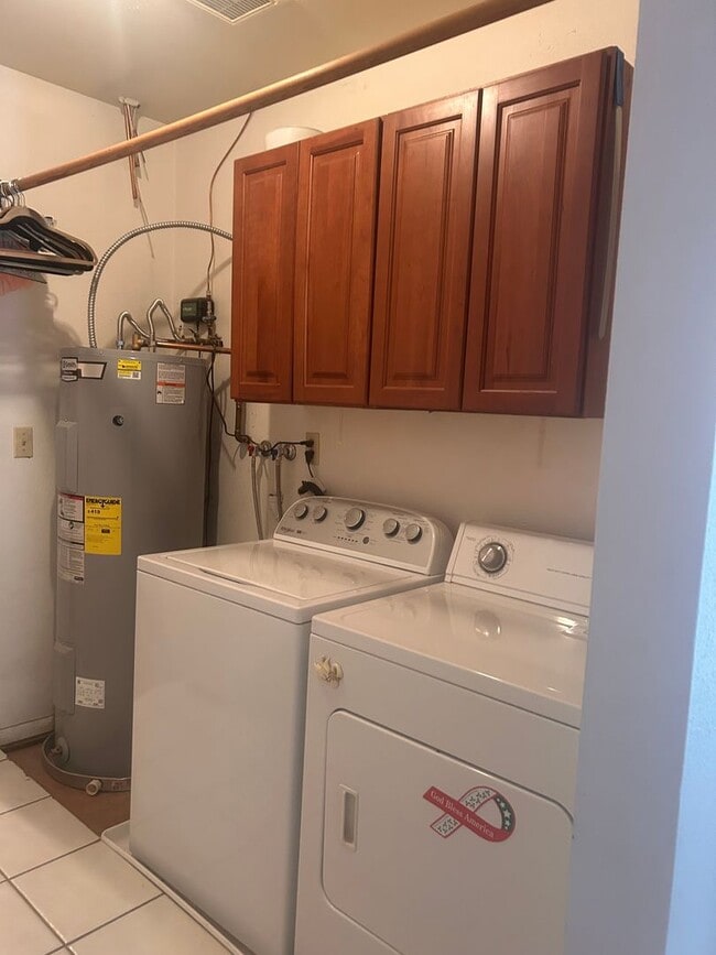 Building Photo - 4-bedroom HOUSE w/Solar, Private Pool, DONT MISS OUT!! $2750 APPLY Today!