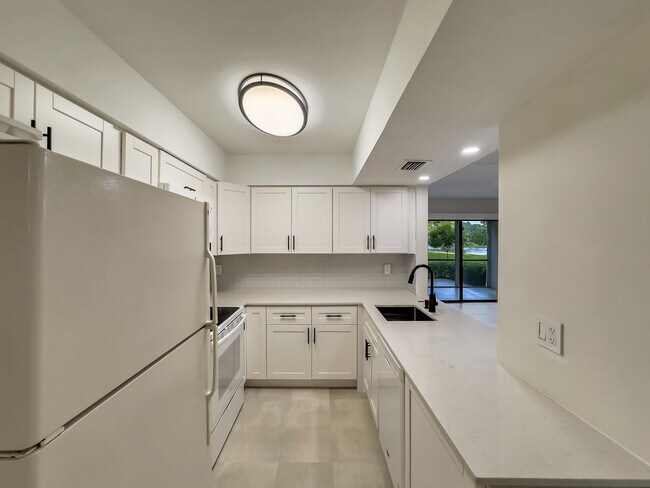 Building Photo - 2112 S Cypress Bend Dr