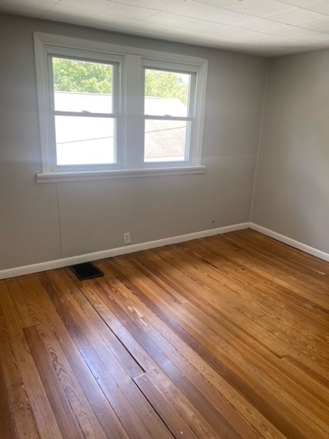 Building Photo - Available August!  4/5BR, 2BA Campus and B...