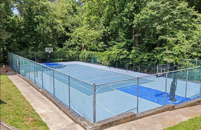 Building Photo - 3-Bed Spacious End Unit Townhouse