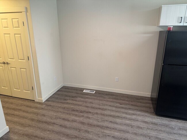 Building Photo - Bres01