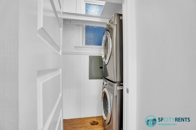 Building Photo - Presidio Heights: Remodeled Flat w/ Privat...