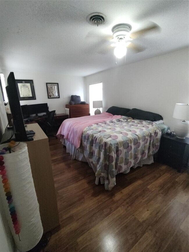 Building Photo - 1616 Glencrest Dr