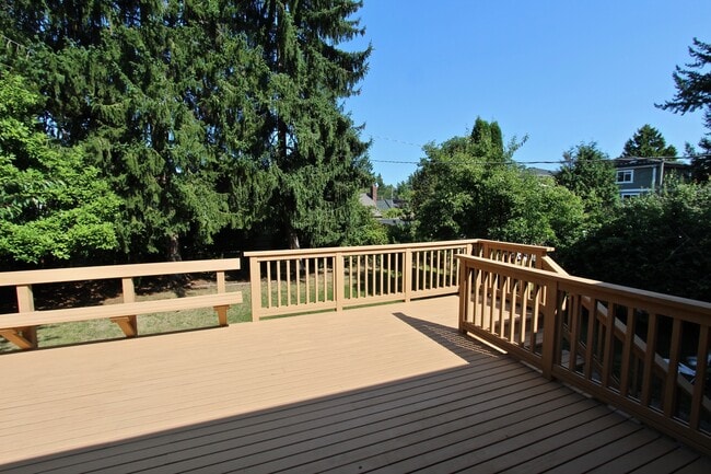 Building Photo - Spacious Wedgewood 3 bed/2 bath with fence...