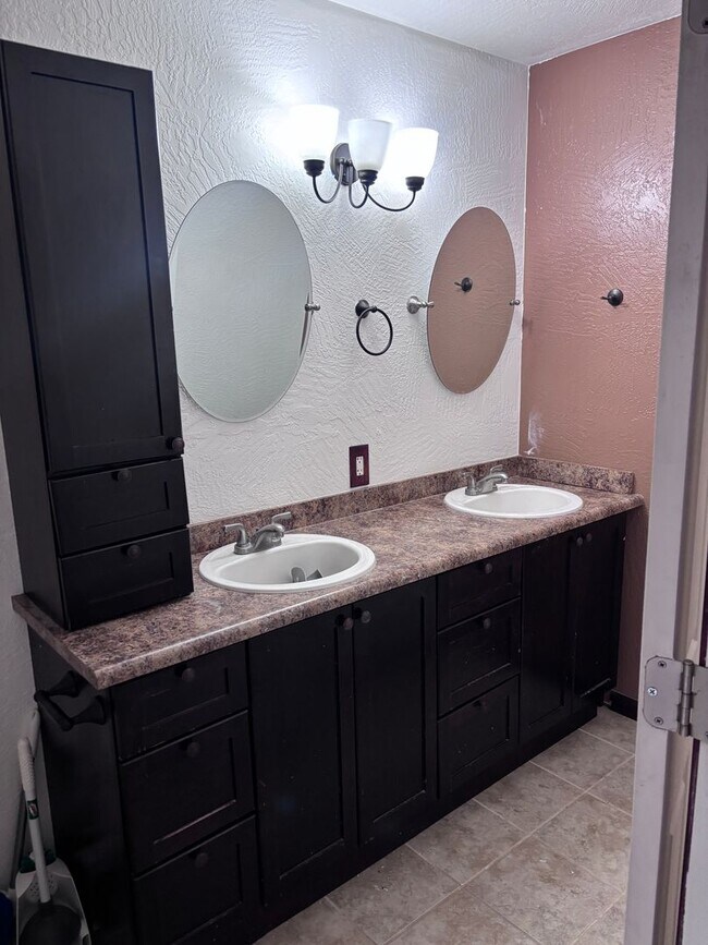 Building Photo - Perfectly Located 2 Bed/1.5 Bath Eagle River Condo!