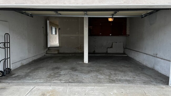 Building Photo - 3 Bed 2 Bath Downstairs Apartment For Rent...