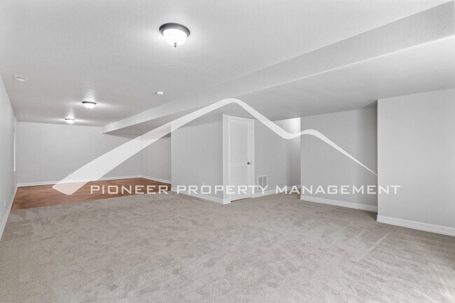 Building Photo - Low-Maintenance Living in Desirable West Side Neighborhood 5 bd, 2 car garage and AC