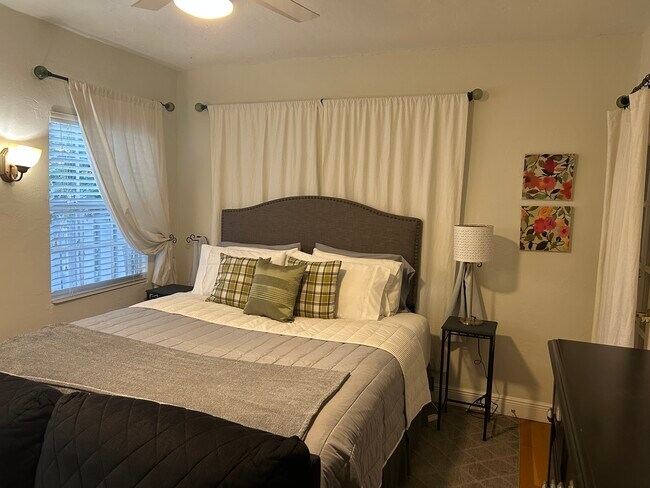 Building Photo - 409 35th St