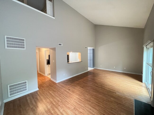 Building Photo - Adorable 3 Bedroom Townhouse w/ 1st Floor Bedroom