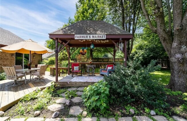 Building Photo - 3 bed 2 bath with pool