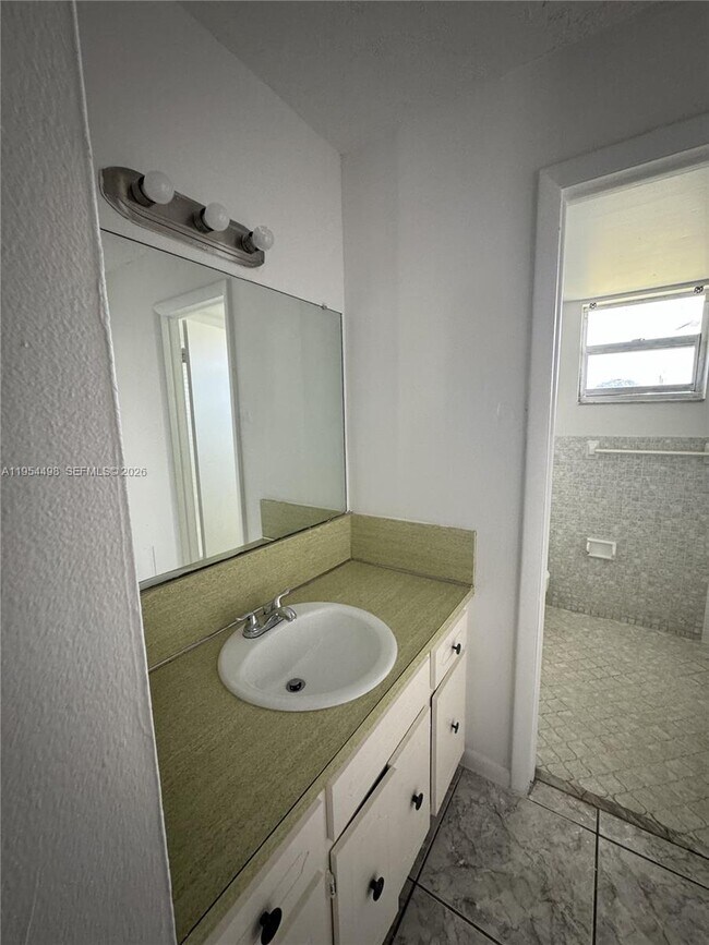 Building Photo - 300 NE 1st Ct