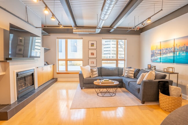 Building Photo - 75 Maple St