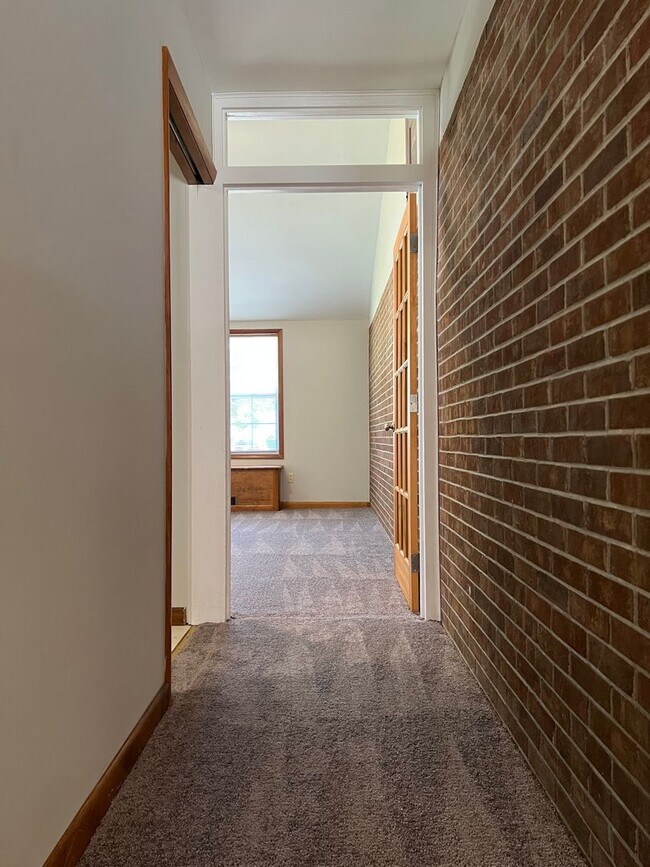 Building Photo - Great on Gardenview!