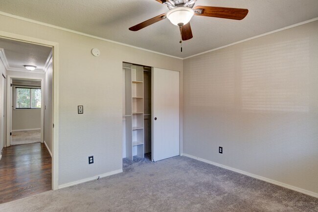 Building Photo - 4 bedroom 2 bath home