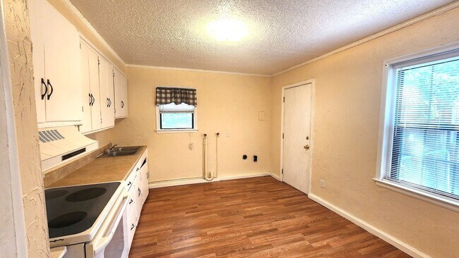 Building Photo - 2 Bed 1 Bath 1 Car  Detached Garage in Chesser Addn Midwest City