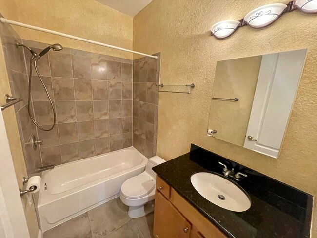 Building Photo - 3 Bed 2.5 Bath Townhouse in A+ location!