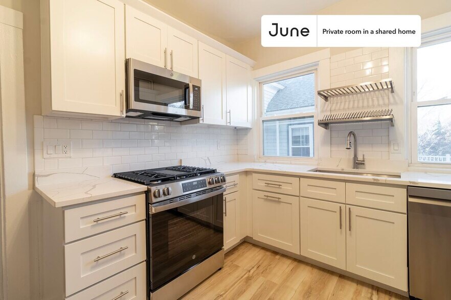 Building Photo - Room in Shared 5 bed/2 bath home in Brookline