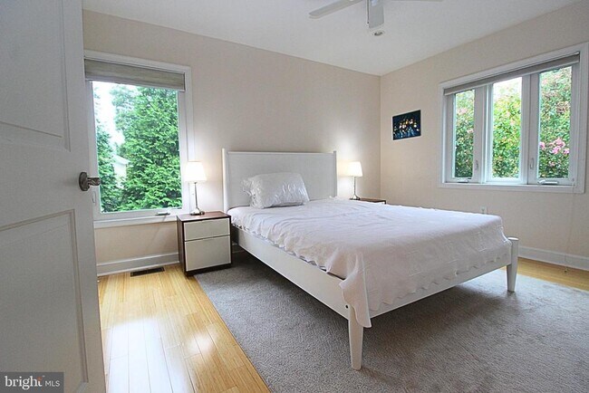 Building Photo - 4614 Roxbury Dr