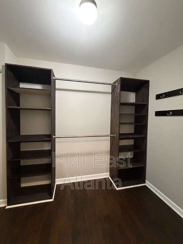 Building Photo - 422 Live Oak Pass