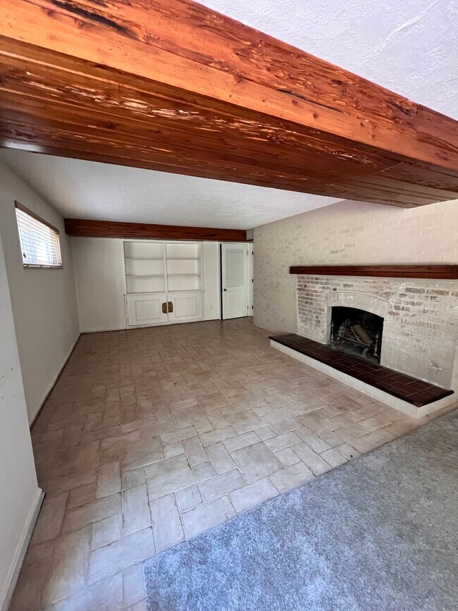 Building Photo - 680 Overland St