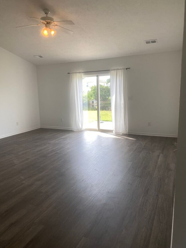 Building Photo - Walkers Woods - 3 Bed / 2 Bath Single Fami...