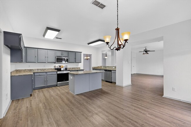 Building Photo - 415 Hidden Ridge Dr