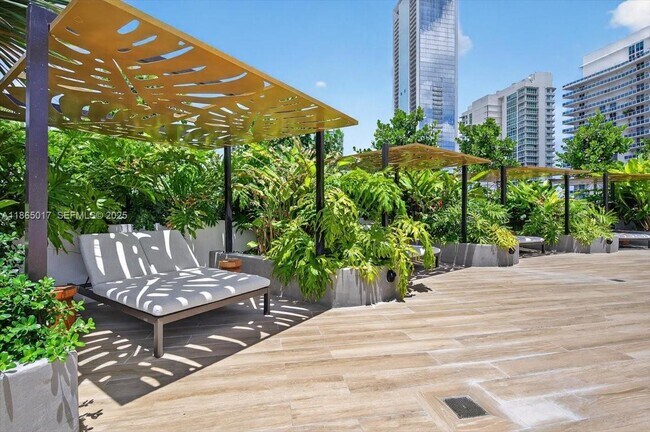 Building Photo - 700 NE 24th St