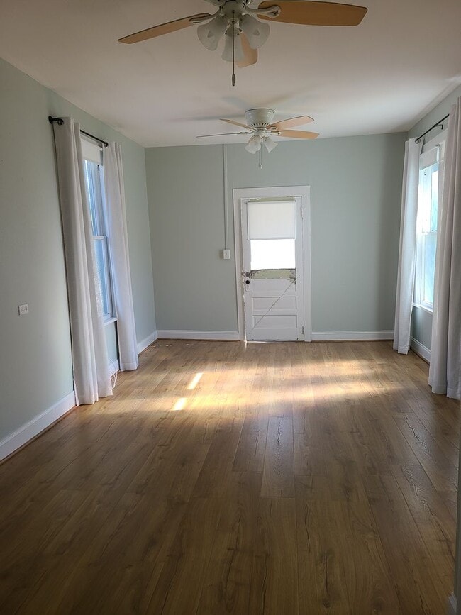 Building Photo - 1 bedroom Historic Cottage half Block from Canal