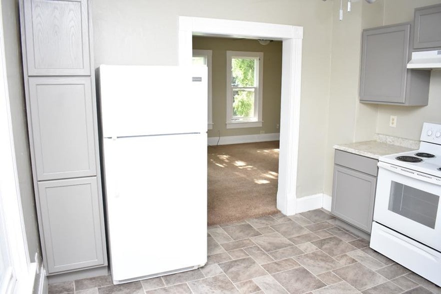Kitchen with plenty of storage and appliances - 1802 12th St